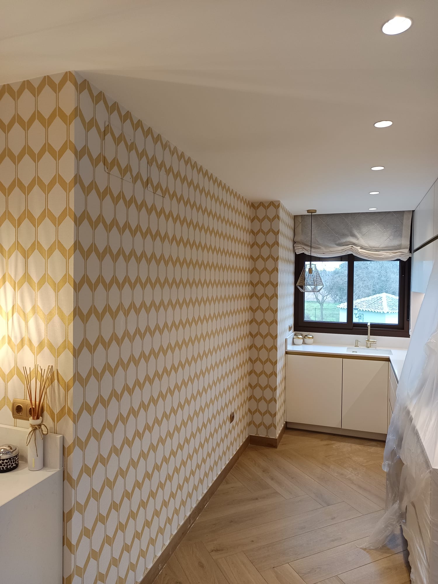 Papel pintado geométrico en interior